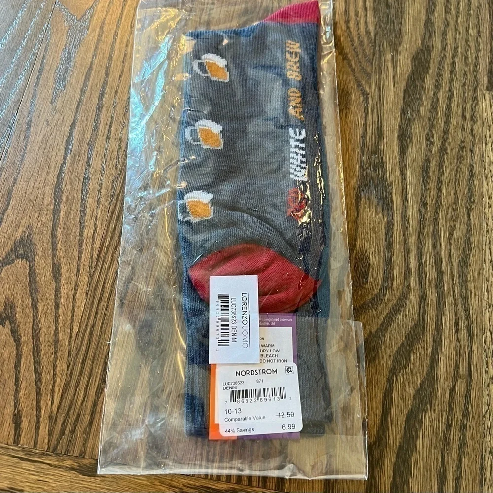 NWT Lorenzo Uomo cotton blend socks size 10-13 Red White and Brew beer novelty